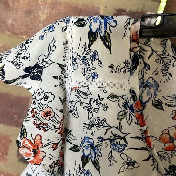 Cute flutter sleeve top 🌸 - Picture 5 of 5